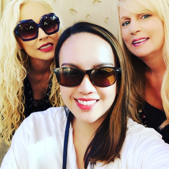 Posh N’ Sip Las Vegas Holiday Style hosted by @Poshmamasells and @Jill555 12/19 - Picture 7 of 7